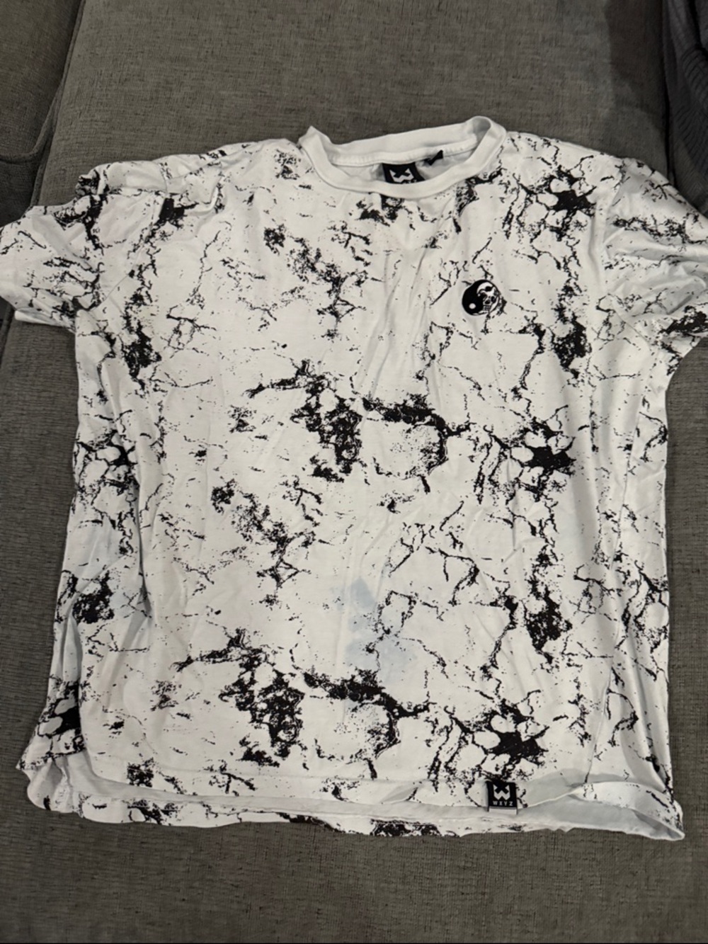Marble-Print Short Sleeve Tee in White and Black